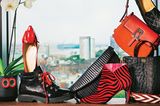 Herbst-Accessoires 2019: Schwarze und rote Schuhe und Taschen