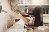 Kaffee-Fehler: Frau bereitet Kaffee zu