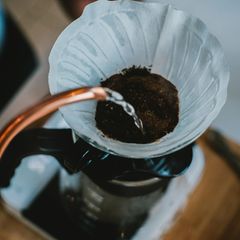 Kaffee-Fehler: Kaffee wird mit Wasser übergossen