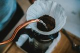 Kaffee-Fehler: Kaffee wird mit Wasser übergossen