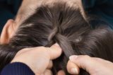 Einfache Frisuren: Haare am unteren Haaransatz werden geflochten