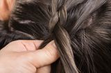 Einfache Frisuren: Haare werden von unten nach oben zum geflochten