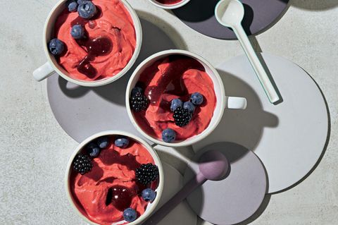 Himbeer-Skyr-Eis mit Früchten und Cassis-Soße