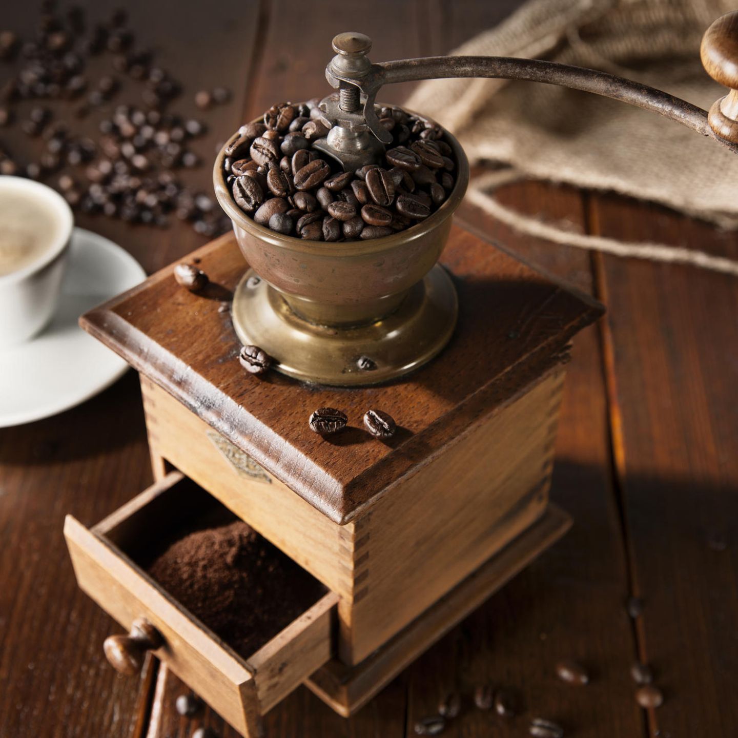 Kaffee-Fehler: Kaffeebohnen in einer Kaffeemühle