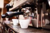 Kaffee-Fehler: Kaffeevollautomat mit Espressotasse