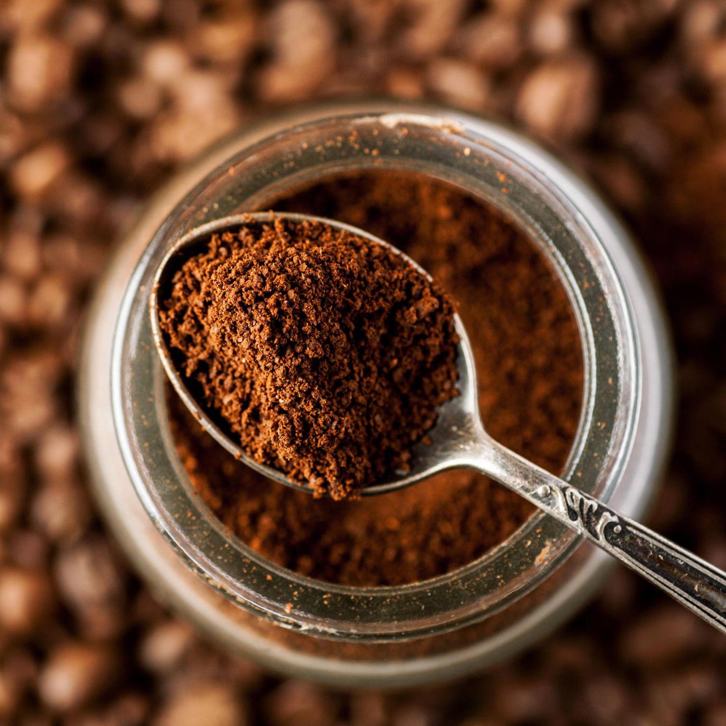 Kaffee-Fehler: Kaffeepulver auf einem Löffel