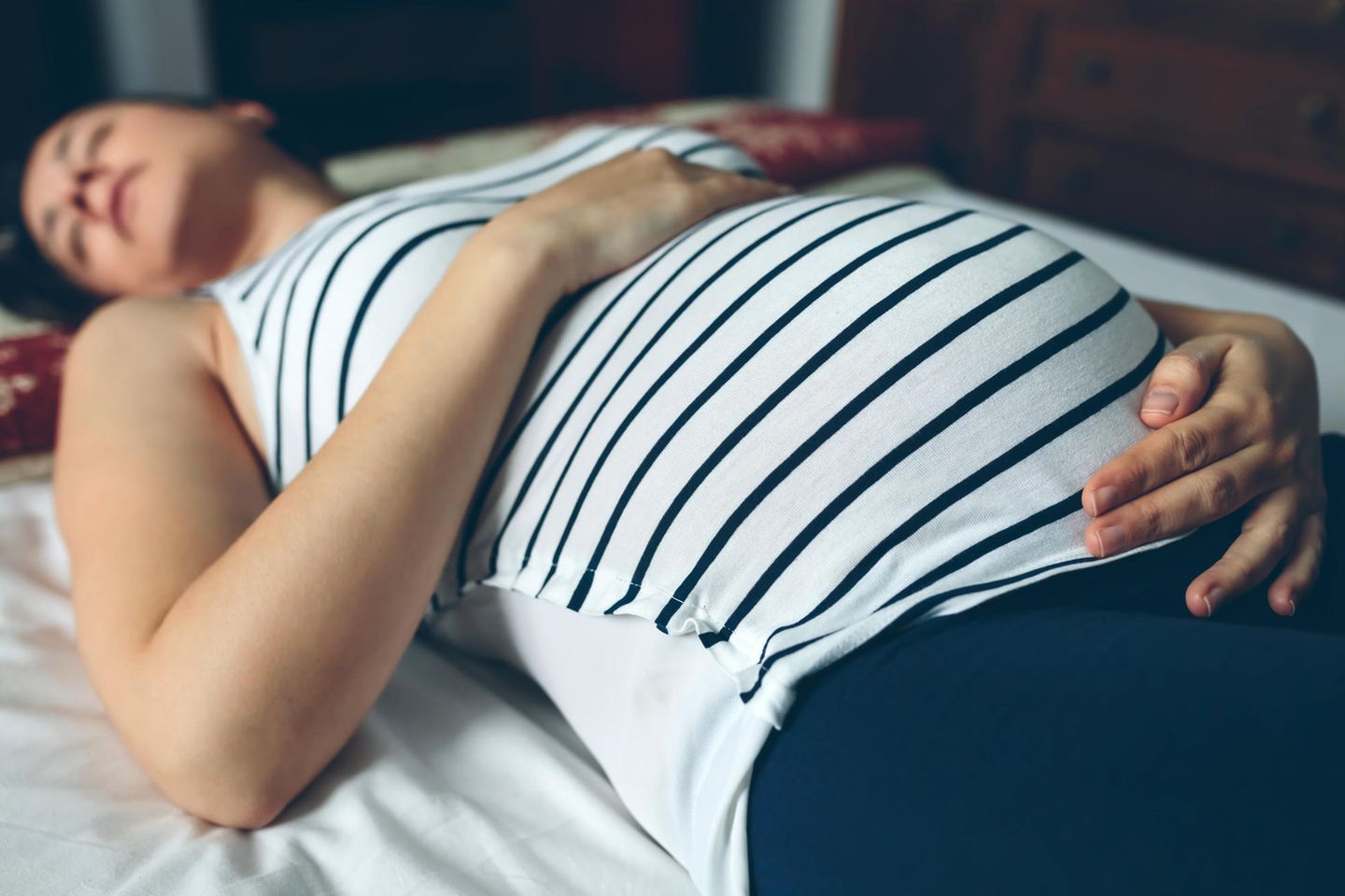 Müdigkeit in der Schwangerschaft: Schwangere Frau schläft