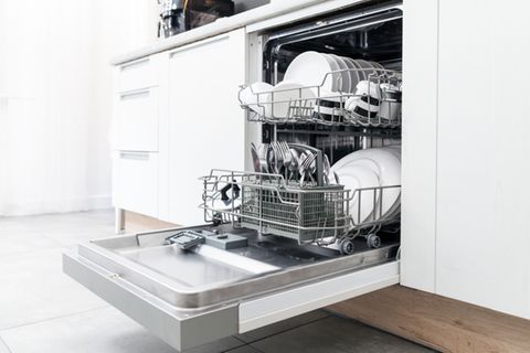 Spülmaschinentabs selber machen: Spülmaschine mit offener Tür und mit sauberem Geschirr befüllt