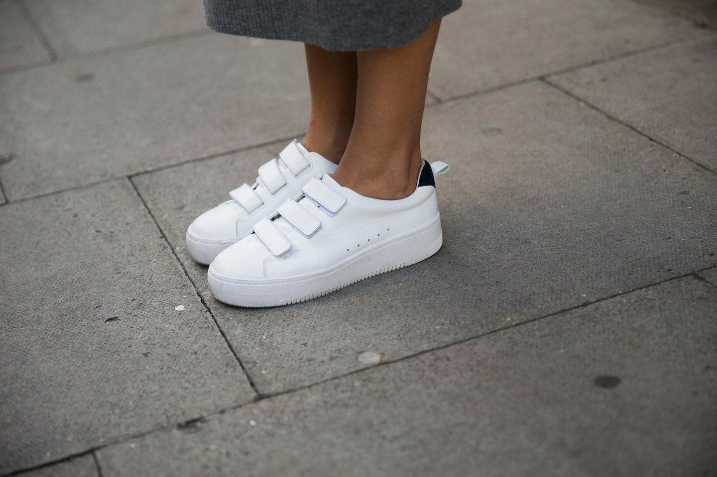 Grandpa Sneaker: Frau mit weißen Adidas Stan Smith