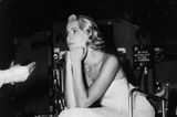 Promifrauen und ihre Traumprinzen: Grace Kelly sitzt auf einem Stuhl