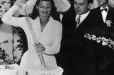 Rita Hayworth schneidet eine Hochzeitstorte