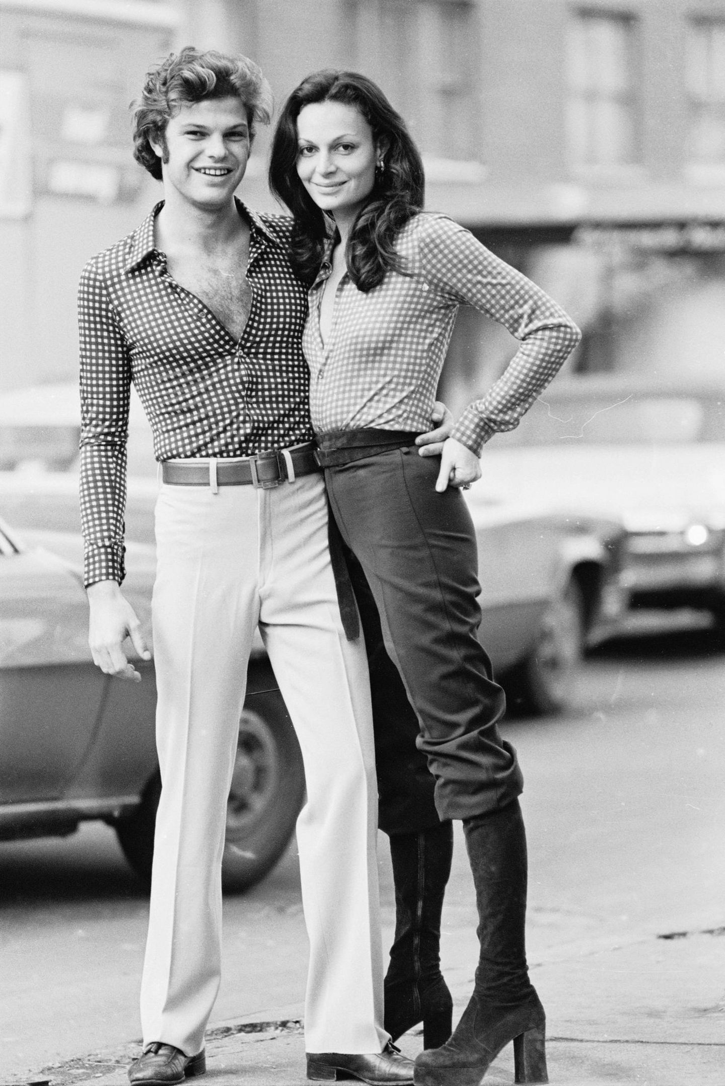Diane von Fürstenberg mit Prinz Egon von Fürstenberg posieren auf einer Strasse