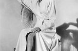 Rita Hayworth posiert auf einem Stuhl