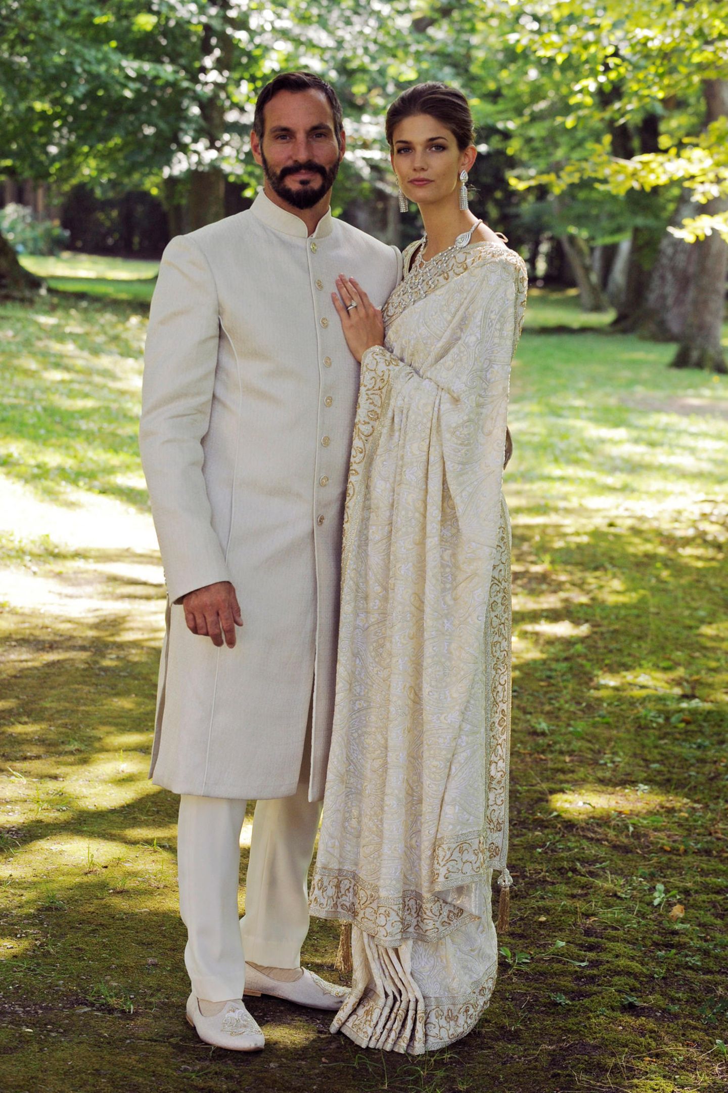 Kendra Spears mit Prinz Rahim Aga Khan in weissen Gewändern