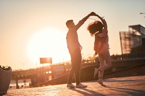 Attraktivität: Zwei Menschen tanzen im Sonnenuntergang