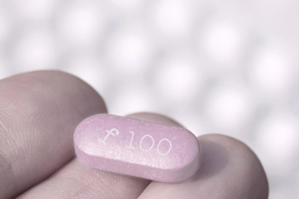 Viagra für Frauen: Frau hält pinke PIlle in der Hand