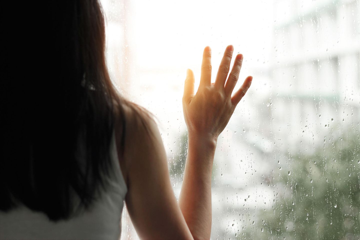 Depression behandeln: Traurige Frau am Fenster