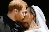 Meghan Markle und Prinz Harry küssen sich