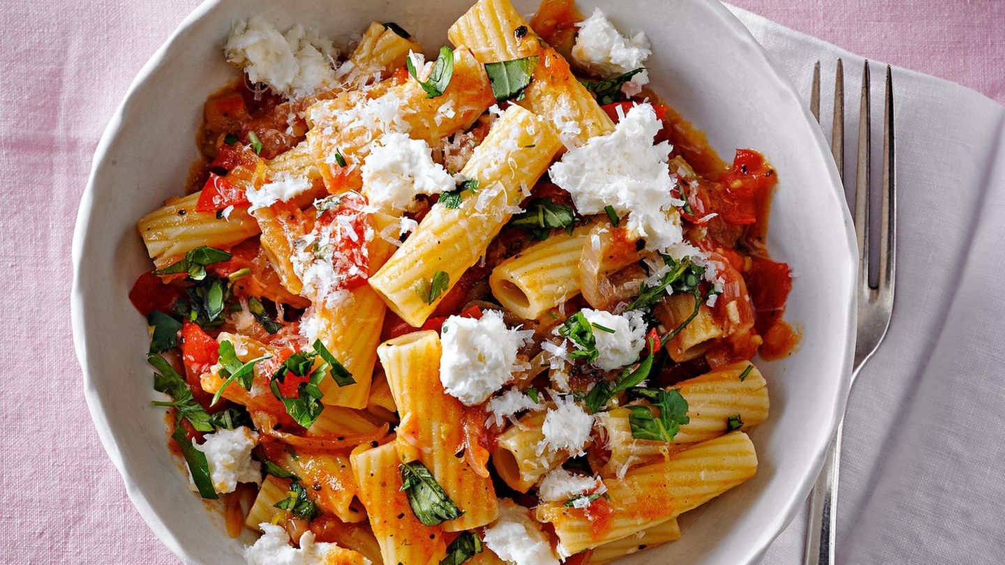 Pasta mit geschmorten Tomaten