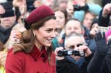Kate Middleton trägt eine Samthaarband