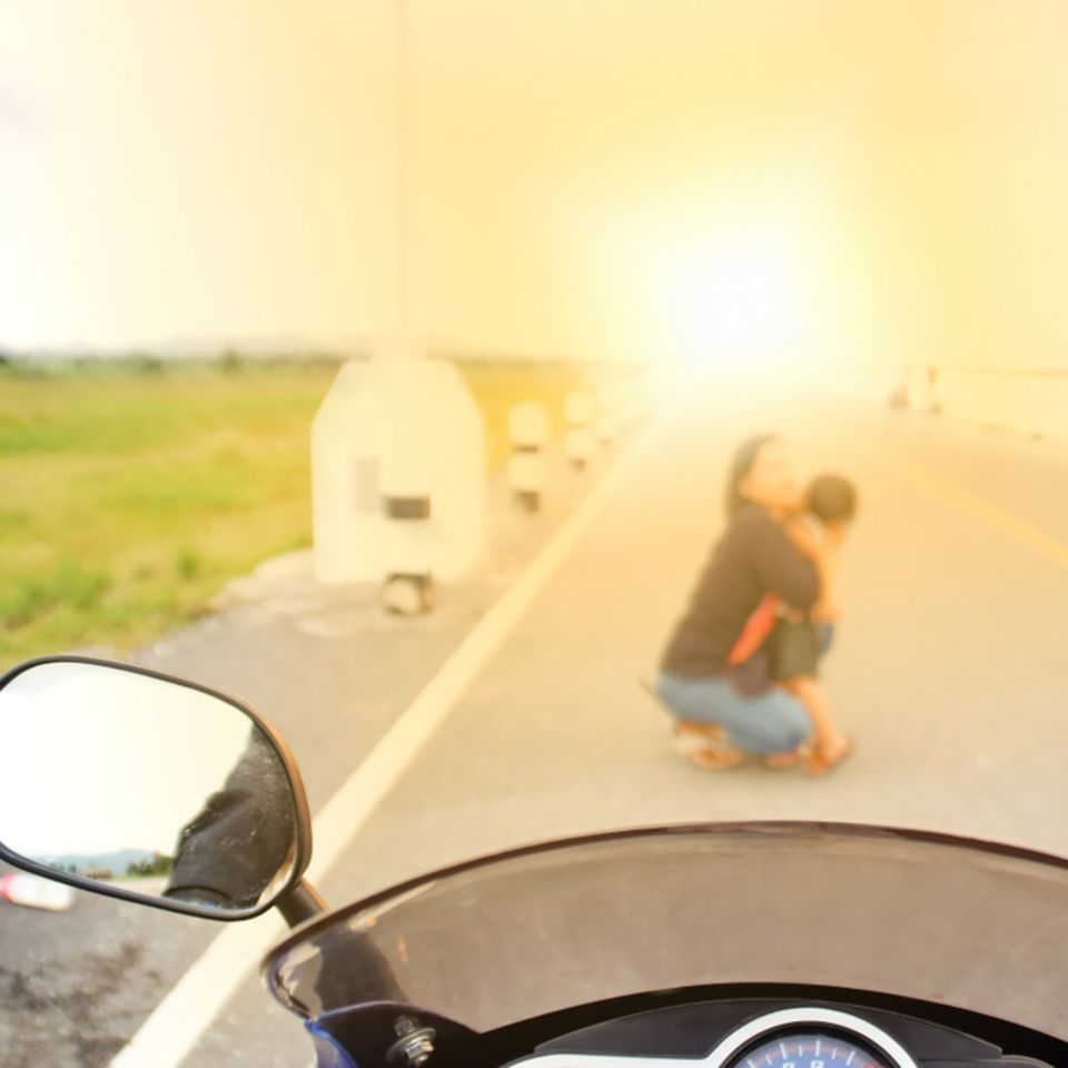 Influencerin postet Fotos ihres Motorradunfalls – alles nur für Werbung?