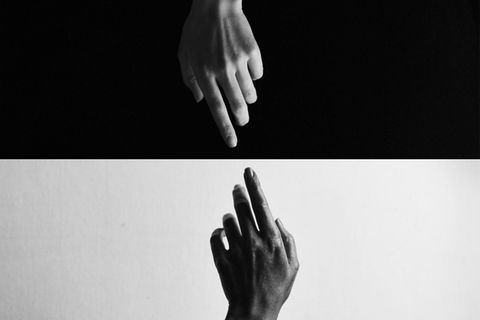 Kein Mittelmaß kennen - wieso bist du so extrem?: Hände auf schwarzem und weißem Hintergrund