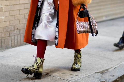 Kroko-Boots kombiniert mit orange-farbenem Mantel