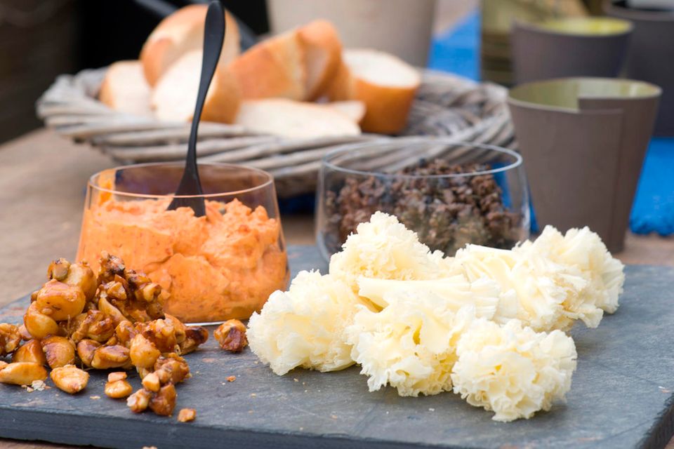 Dips, Nüsse und Käselocken