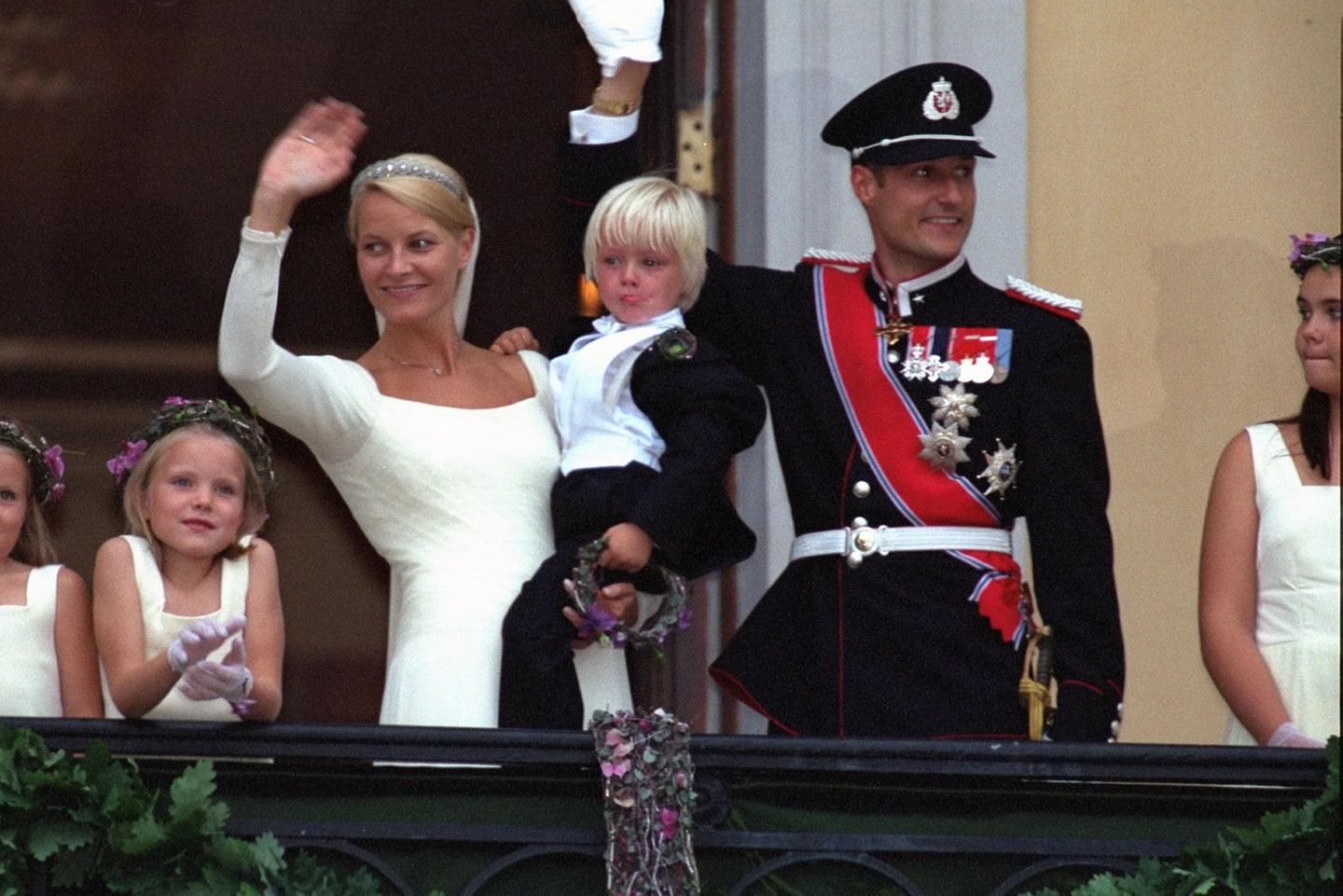 Mette-Marit und Prinz Haakon winken vom Balkon