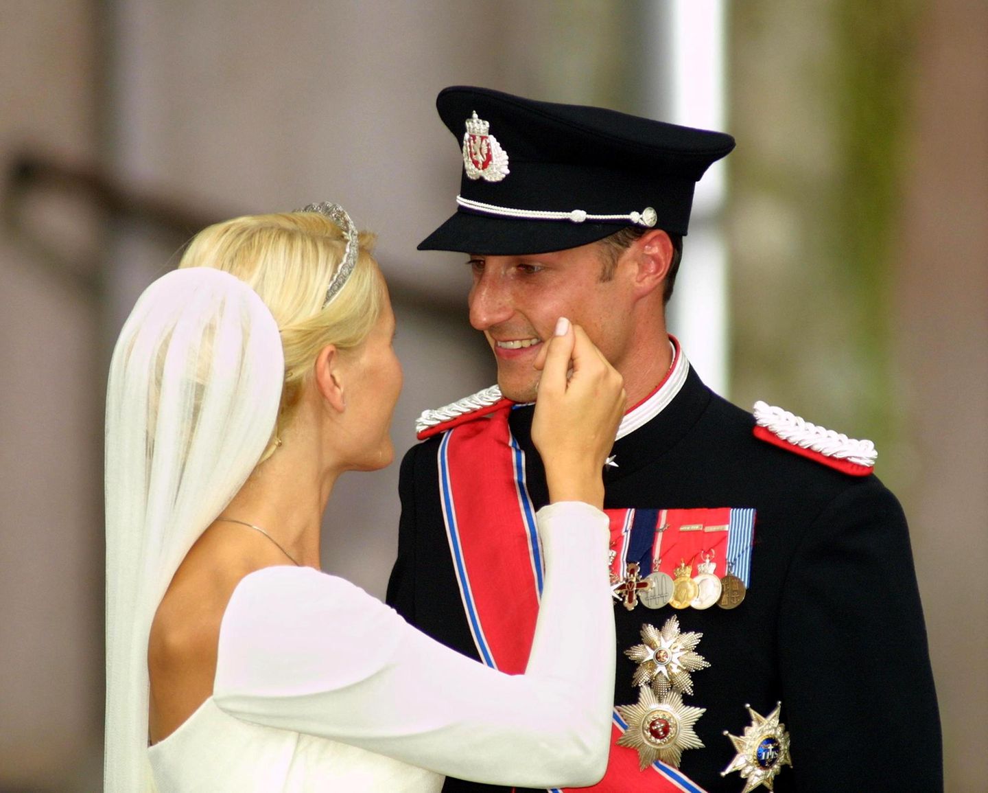 Mette-Marit und Prinz Haakon sehen sich an