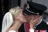 Mette-Marit und Prinz Haakon küssen sich