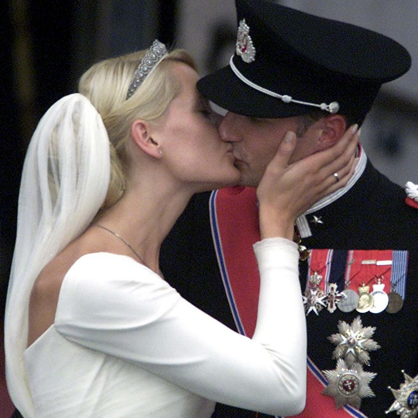Mette-Marit und Prinz Haakon küssen sich