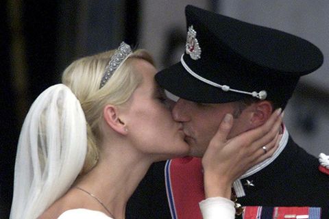 Prinz Haakon und Mette Marit küssen sich