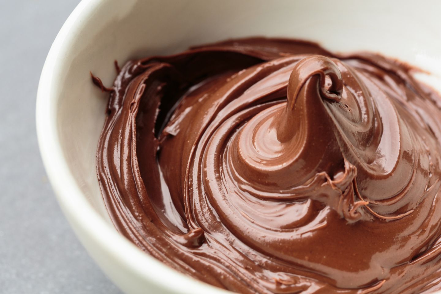 Nutella selber machen: Nuss-Nougat-Creme in einer weißen Schale