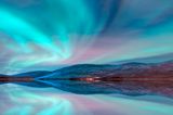 Polarlichter: Großer See und Berg, darüber Polarlichter