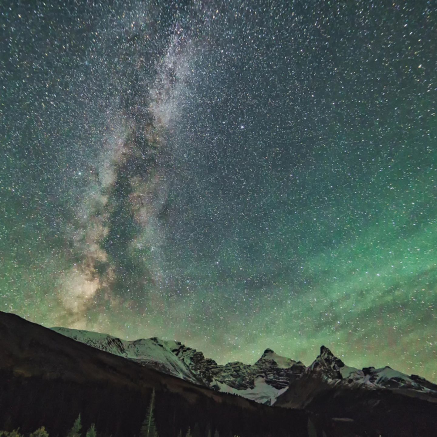 Polarlichter: Nachthimmel mit Sternen und leicht grünen Polarlichtern