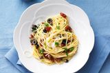 Spaghetti mit Oliven und Tomaten