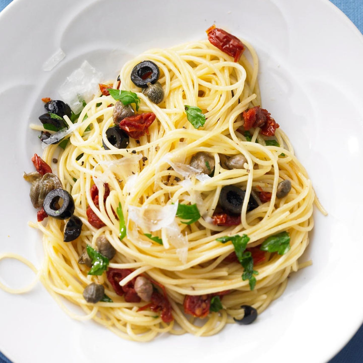 Spaghetti mit Oliven und Tomaten