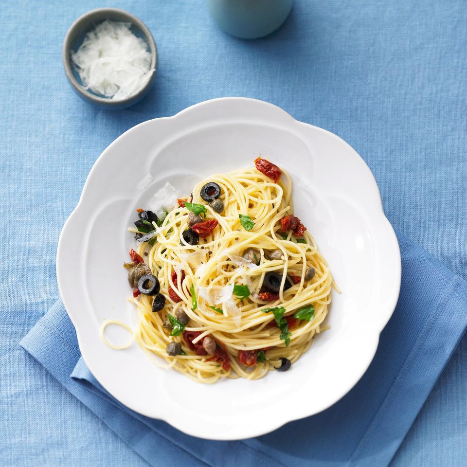 Spaghetti mit Oliven und Tomaten