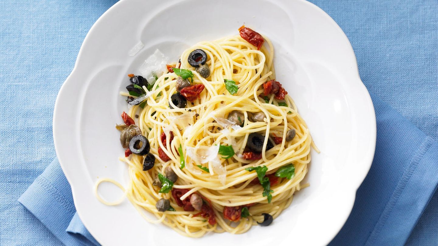 Spaghetti mit Oliven und Tomaten | BRIGITTE.de