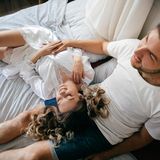 Reddit: Eine Frau liegt mit dem Kopf auf dem Schoß ihres Mannes auf dem Bett