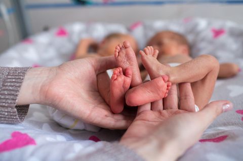 Zwillinge im Abstand von 11 Wochen geboren: Zwillingsbabies liegen nebeneinander