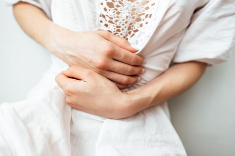 Reizdarmsyndrom: 5 Mythen im Check: Frau hält sich Bauch