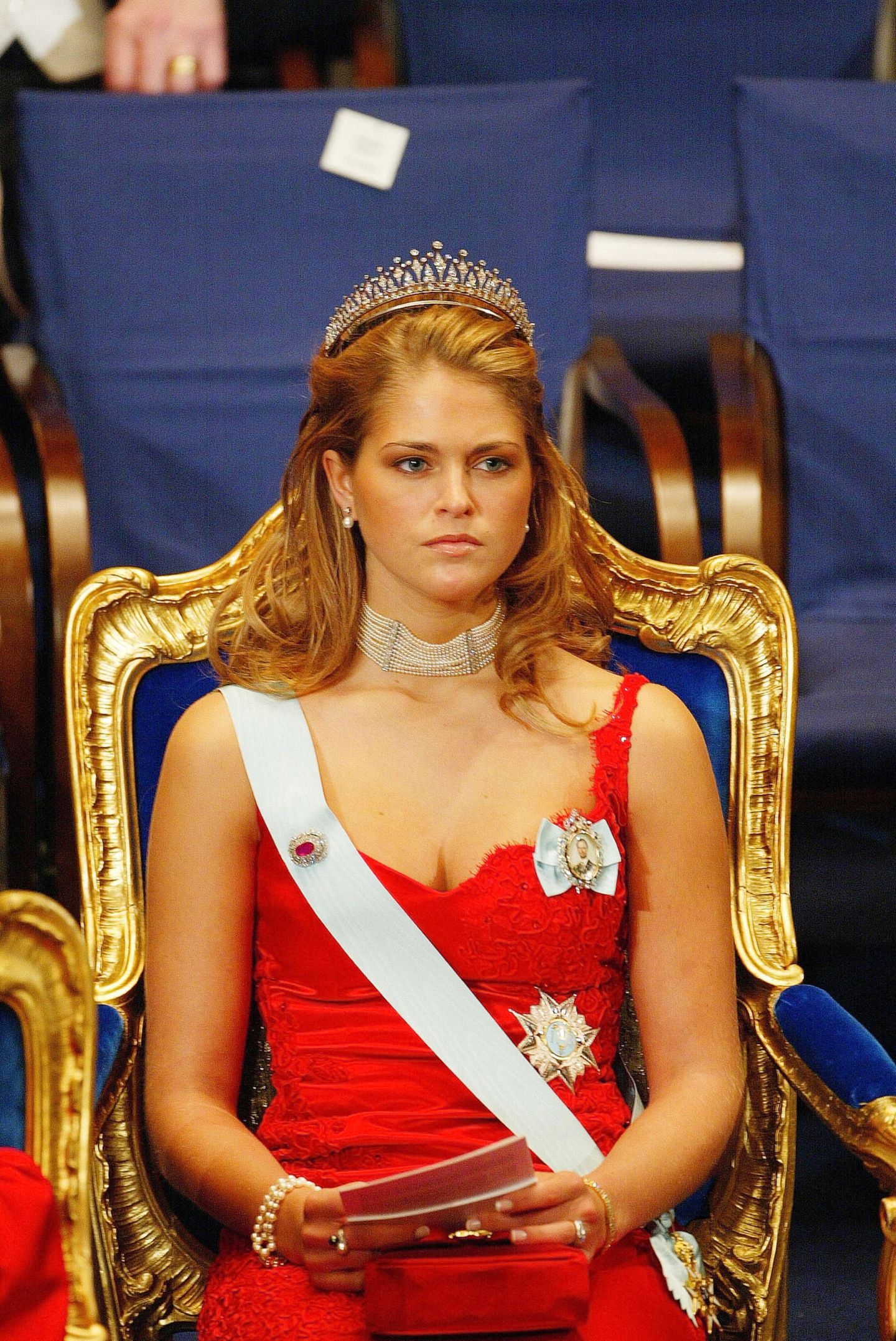 Skandalkleider der Royals: Prinzessin Madeleine sitzt auf einem Stuhl