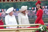 Skandalkleider der Royals: Herzogin Kate mit der Queen und Camilla Parker Bowles