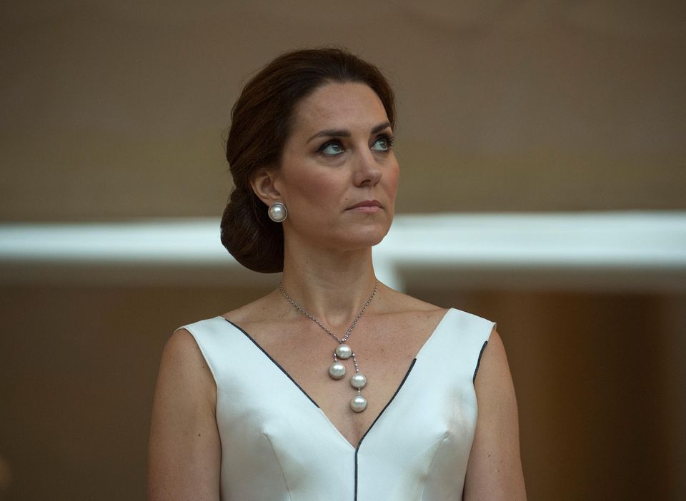 Skandalkleider der Royals: Herzogin Kate in einem weissen Kleid