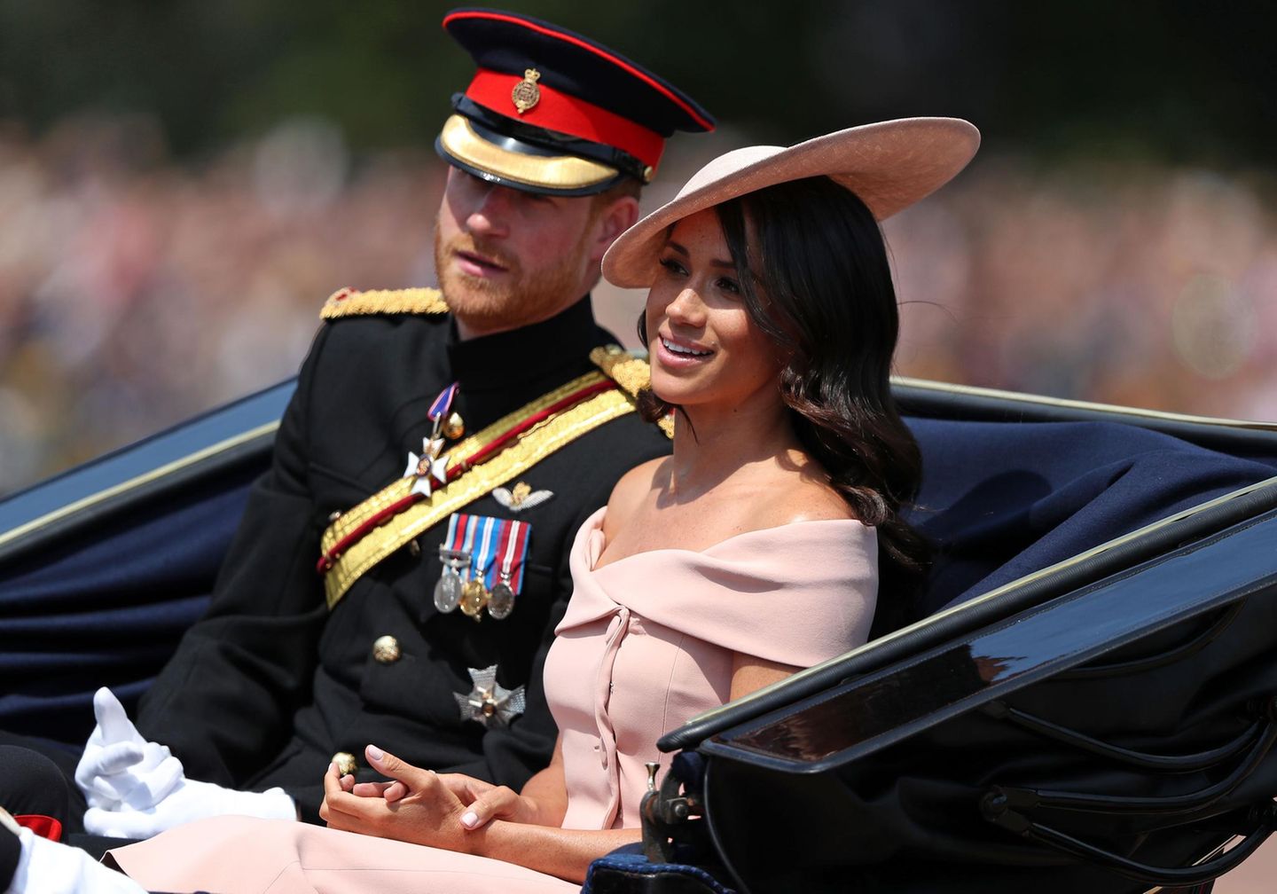 Skandalkleider der Royals: Meghan Markle mit Prinz Harry in einer Kutsche