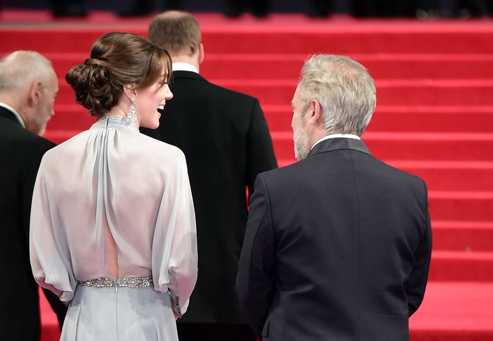 Skandalkleider der Royals: Kate Middleton auf dem roten Teppich von hinten