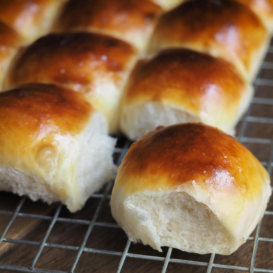 Milchbrötchen backen: Einfaches Rezept | BRIGITTE.de