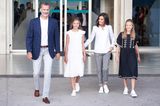 Wir lieben die spanische Modekette Mango – und Königin Letizia offenbar auch. Während mama Letizia auf eine karierte Chinohose uhnd weiße Bluse setzt, haben sich ihre schönen Töchter Leonor und Sofia Kleider in Schwarz und Weiß ausgesucht. Dazu kombinieren die drei royalen Ladys allesamt weiße Sneaker. Ein wirklich herrlich entspannter Look, der noch dazu super günstig ist – das macht die  spanische Königsfamilie so sympathisch.